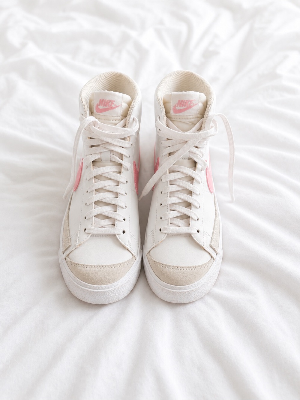 Nike Women’s Blazer Mid ‘77 White High-Top Sneakers with Pink and suede 7Y/W8.5